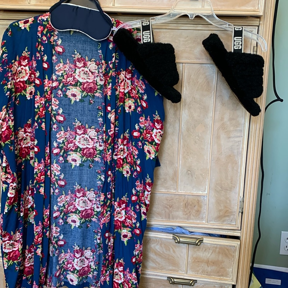 Floral robe with eye cover, fluffy black Ugg slippers, smoke & pet free home.
